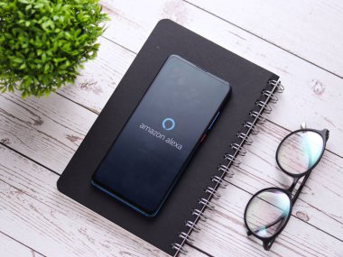 Batı Bangal, Hindistan - 28 Eylül 2021 Amazon Alexa logosu telefon ekranı görüntüsü.