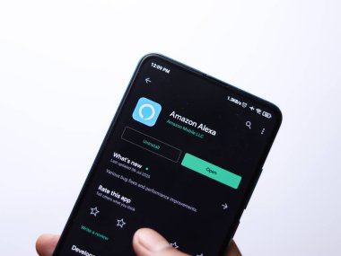 Batı Bangal, Hindistan - 28 Eylül 2021 Amazon Alexa logosu telefon ekranı görüntüsü.