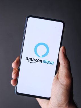 Batı Bangal, Hindistan - 28 Eylül 2021 Amazon Alexa logosu telefon ekranı görüntüsü.