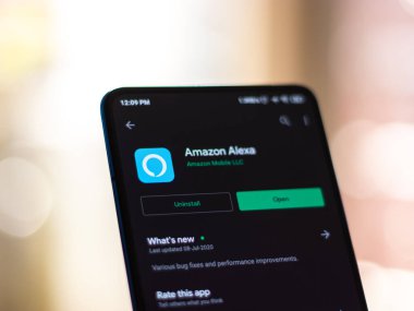 Batı Bangal, Hindistan - 28 Eylül 2021 Amazon Alexa logosu telefon ekranı görüntüsü.