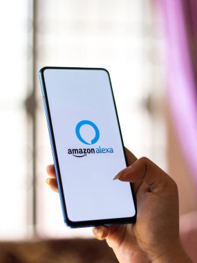 Batı Bangal, Hindistan - 28 Eylül 2021 Amazon Alexa logosu telefon ekranı görüntüsü.