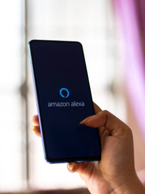 Batı Bangal, Hindistan - 28 Eylül 2021 Amazon Alexa logosu telefon ekranı görüntüsü.