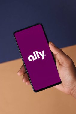 Assam, Hindistan - 19 Şubat 2021: Telefon ekranında Ally logosu.