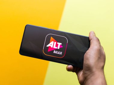 Assam, Hindistan - 10 Nisan 2021: Telefon ekranında ALTBalaji logosu.
