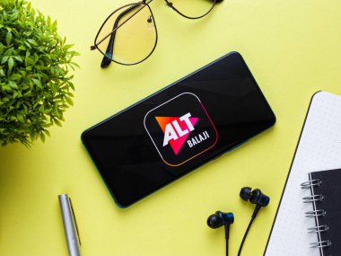 Assam, Hindistan - 10 Nisan 2021: Telefon ekranında ALTBalaji logosu.