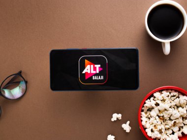 Assam, Hindistan - 10 Nisan 2021: Telefon ekranında ALTBalaji logosu.