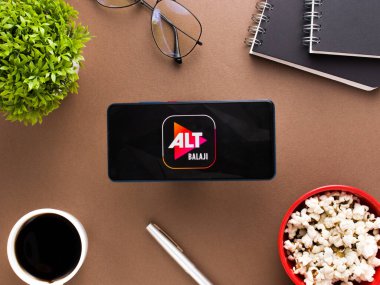 Assam, Hindistan - 10 Nisan 2021: Telefon ekranında ALTBalaji logosu.