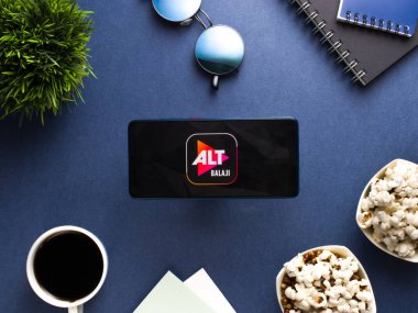 Assam, Hindistan - 10 Nisan 2021: Telefon ekranında ALTBalaji logosu.