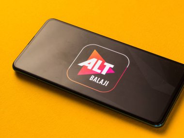 Assam, Hindistan - 10 Nisan 2021: Telefon ekranında ALTBalaji logosu.
