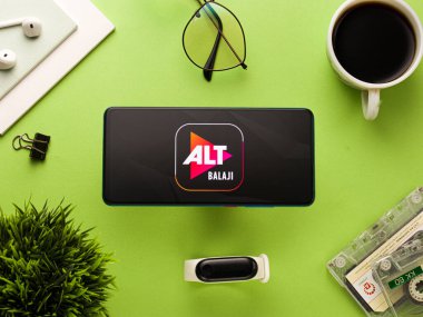 Assam, Hindistan - 10 Nisan 2021: Telefon ekranında ALTBalaji logosu.