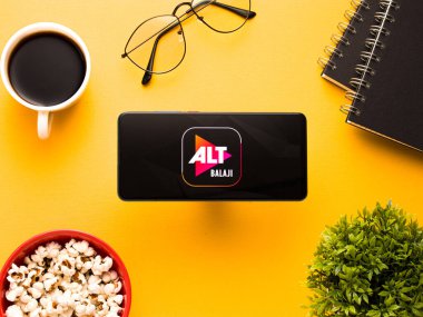Assam, Hindistan - 10 Nisan 2021: Telefon ekranında ALTBalaji logosu.