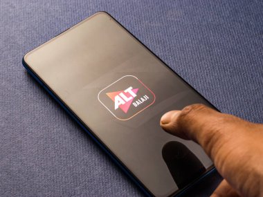 Assam, Hindistan - 10 Nisan 2021: Telefon ekranında ALTBalaji logosu.