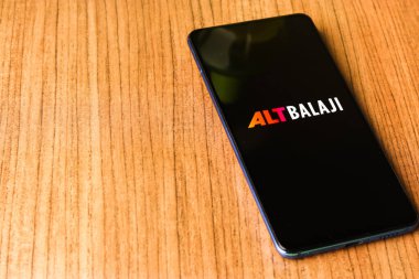 Assam, Hindistan - 10 Nisan 2021: Telefon ekranında ALTBalaji logosu.