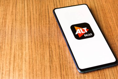 Assam, Hindistan - 10 Nisan 2021: Telefon ekranında ALTBalaji logosu.