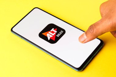 Assam, Hindistan - 10 Nisan 2021: Telefon ekranında ALTBalaji logosu.
