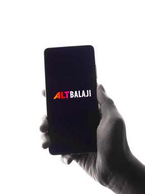 Assam, Hindistan - 10 Nisan 2021: Telefon ekranında ALTBalaji logosu.