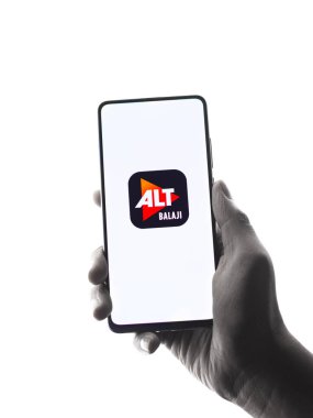 Assam, Hindistan - 10 Nisan 2021: Telefon ekranında ALTBalaji logosu.