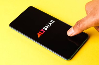 Assam, Hindistan - 10 Nisan 2021: Telefon ekranında ALTBalaji logosu.