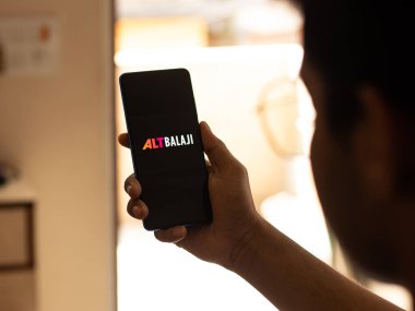 Assam, Hindistan - 10 Nisan 2021: Telefon ekranında ALTBalaji logosu.