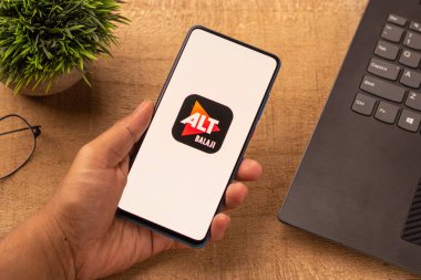 Assam, Hindistan - 10 Nisan 2021: Telefon ekranında ALTBalaji logosu.