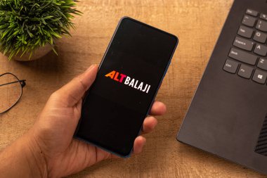 Assam, Hindistan - 10 Nisan 2021: Telefon ekranında ALTBalaji logosu.