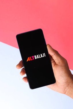 Assam, Hindistan - 10 Nisan 2021: Telefon ekranında ALTBalaji logosu.
