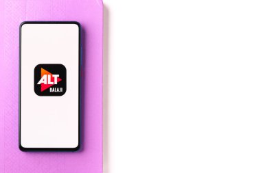 Assam, Hindistan - 10 Nisan 2021: Telefon ekranında ALTBalaji logosu.