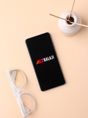 Assam, Hindistan - 10 Nisan 2021: Telefon ekranında ALTBalaji logosu.