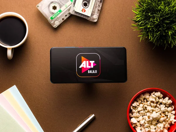 Assam, Hindistan - 10 Nisan 2021: Telefon ekranında ALTBalaji logosu.