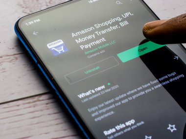 Assam, Hindistan - 28 Nisan 2020 Amazon, en büyük online alışveriş sitesi ve uygulama.