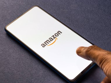 Assam, Hindistan - 28 Nisan 2020 Amazon, en büyük online alışveriş sitesi ve uygulama.