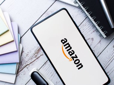 Assam, Hindistan - 28 Nisan 2020 Amazon, en büyük online alışveriş sitesi ve uygulama.