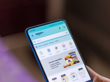 Assam, Hindistan - 28 Nisan 2020 Amazon, en büyük online alışveriş sitesi ve uygulama.
