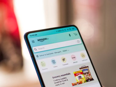 Assam, Hindistan - 28 Nisan 2020 Amazon, en büyük online alışveriş sitesi ve uygulama.