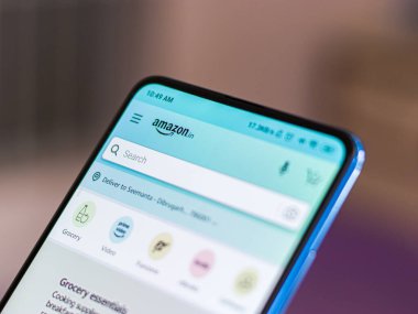 Assam, Hindistan - 28 Nisan 2020 Amazon, en büyük online alışveriş sitesi ve uygulama.