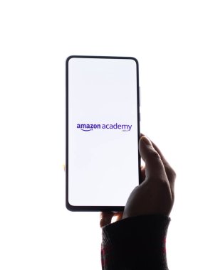 Assam, Hindistan - 19 Şubat 2021: Telefon ekranı görüntüsünde Amazon Akademisi logosu.