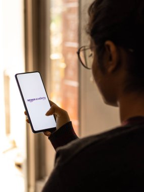 Assam, Hindistan - 19 Şubat 2021: Telefon ekranı görüntüsünde Amazon Akademisi logosu.