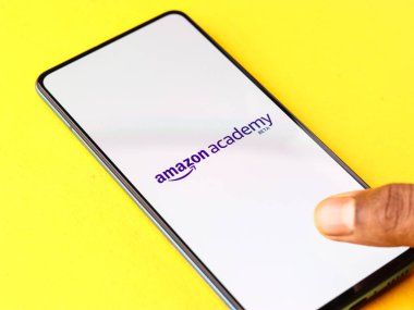 Assam, Hindistan - 19 Şubat 2021: Telefon ekranı görüntüsünde Amazon Akademisi logosu.
