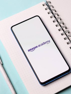 Assam, Hindistan - 19 Şubat 2021: Telefon ekranı görüntüsünde Amazon Akademisi logosu.