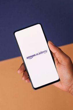 Assam, Hindistan - 19 Şubat 2021: Telefon ekranı görüntüsünde Amazon Akademisi logosu.