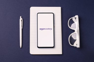 Assam, Hindistan - 19 Şubat 2021: Telefon ekranı görüntüsünde Amazon Akademisi logosu.