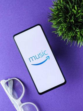 Assam, Hindistan - 28 Temmuz 2020: Amazon müzik çevrimiçi müzik platformu ve mağazası.