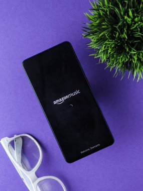 Assam, Hindistan - 28 Temmuz 2020: Amazon müzik çevrimiçi müzik platformu ve mağazası.