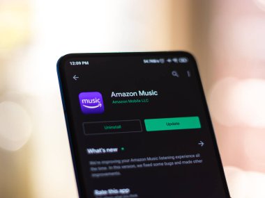Assam, Hindistan - 28 Temmuz 2020: Amazon müzik çevrimiçi müzik platformu ve mağazası.