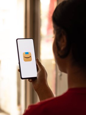 Assam, Hindistan - 10 Mart 2021: Telefon ekranında New Amazon logosu.