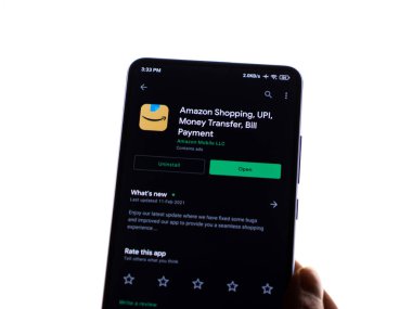 Assam, Hindistan - 10 Mart 2021: Telefon ekranında New Amazon logosu.