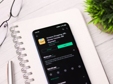 Assam, Hindistan - 10 Mart 2021: Telefon ekranında New Amazon logosu.