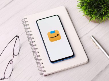Assam, Hindistan - 10 Mart 2021: Telefon ekranında New Amazon logosu.