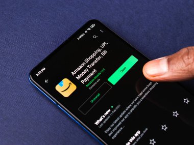 Assam, Hindistan - 10 Mart 2021: Telefon ekranında New Amazon logosu.
