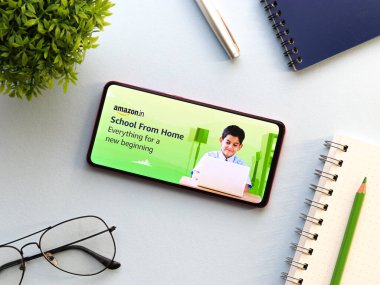 Assam, Hindistan - 13 Haziran 2020: Amazon Okulu Hindistan 'a ev sahipliği yapıyor..